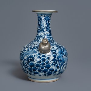 A Chinese silver-mounted blue and white Vietnamese market 'Bleu de Hue' kendi, 19th C. — 照片 3