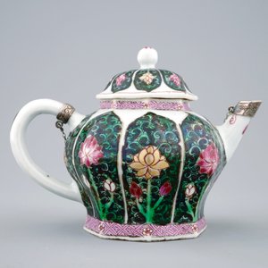 A Chinese silver-mounted famille noire teapot and cover, Yongzheng, 1723-1735 — 照片 3