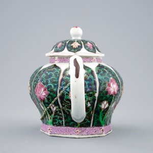 A Chinese silver-mounted famille noire teapot and cover, Yongzheng, 1723-1735 — 照片 4