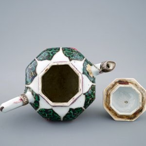 A Chinese silver-mounted famille noire teapot and cover, Yongzheng, 1723-1735 — 照片 5
