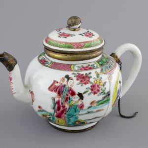 A Chinese silver-mounted famille rose porcelain teapot, Yongzheng-Qianlong, 18th C. — photo 1
