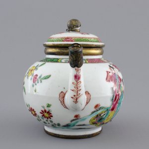 A Chinese silver-mounted famille rose porcelain teapot, Yongzheng-Qianlong, 18th C. — photo 3