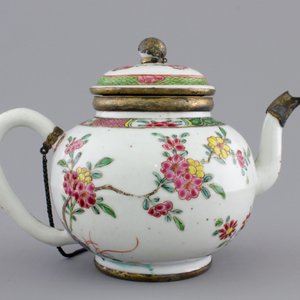 A Chinese silver-mounted famille rose porcelain teapot, Yongzheng-Qianlong, 18th C. — photo 4