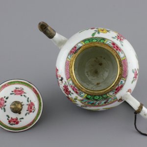 A Chinese silver-mounted famille rose porcelain teapot, Yongzheng-Qianlong, 18th C. — photo 6