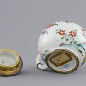 A Chinese silver-mounted famille rose porcelain teapot, Yongzheng-Qianlong, 18th C. — photo 7