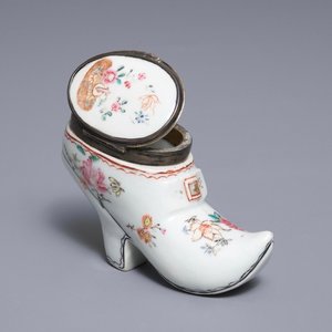 A Chinese silver-mounted famille rose shoe-form snuff box, Qianlong — photo 1