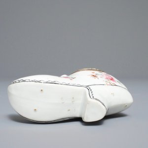 A Chinese silver-mounted famille rose shoe-form snuff box, Qianlong — photo 6