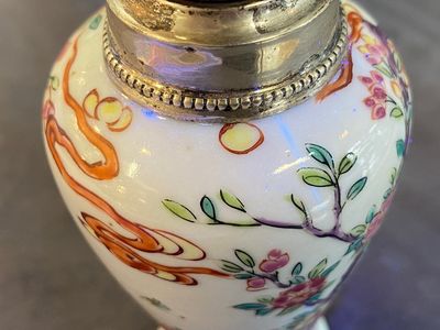 A Chinese silver-mounted famille rose vase and a covered bowl, 19th C. — photo 4