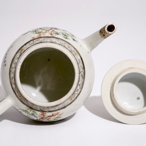 A Chinese silver-mounted grisaille-rose covered teapot, Yongzheng — 照片 5