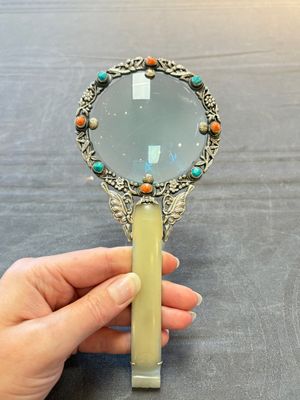 A Chinese silver-mounted magnifying glass with jade handle and precious stone inlays, 19th C. — 照片 1