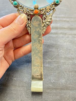 A Chinese silver-mounted magnifying glass with jade handle and precious stone inlays, 19th C. — 照片 9