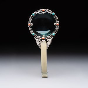 A Chinese silver-mounted magnifying glass with jade handle and precious stone inlays, 19th C. — 照片 1
