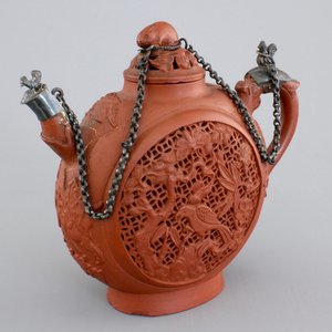 A Chinese silver-mounted open-worked Yixing stoneware teapot, 18th C. — foto 1