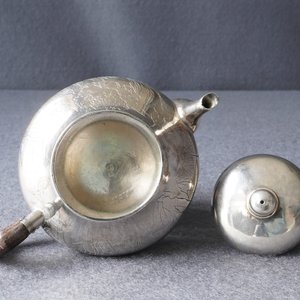 A Chinese silver teapot and cover, impressed mark, 19/20th C. — photo 12