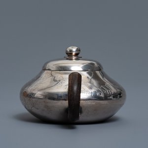 A Chinese silver teapot and cover, impressed mark, 19/20th C. — photo 5