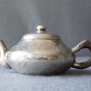 A Chinese silver teapot and cover, impressed mark, 19/20th C. — photo 8