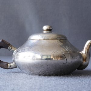 A Chinese silver teapot and cover, impressed mark, 19/20th C. — photo 10