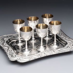 A Chinese silver tray and six gilt-silver cups, 19/20th C. — 照片 1