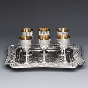 A Chinese silver tray and six gilt-silver cups, 19/20th C. — 照片 2
