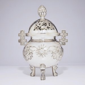 A Chinese silver tripod incense burner and cover with dragons, 19th C. — photo 3