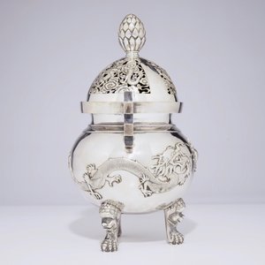 A Chinese silver tripod incense burner and cover with dragons, 19th C. — photo 4
