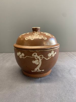 A Chinese slip-decorated brown-glazed 'three friends of winter' bowl and cover, Zhushan kilns, late Ming — photo 1