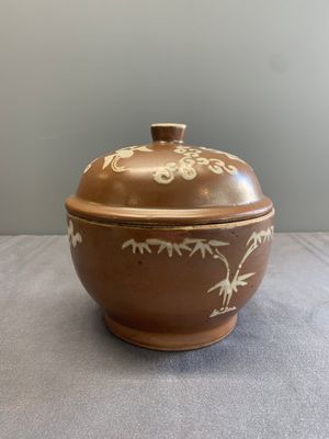 A Chinese slip-decorated brown-glazed 'three friends of winter' bowl and cover, Zhushan kilns, late Ming — photo 2