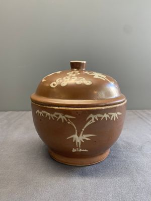 A Chinese slip-decorated brown-glazed 'three friends of winter' bowl and cover, Zhushan kilns, late Ming — photo 3