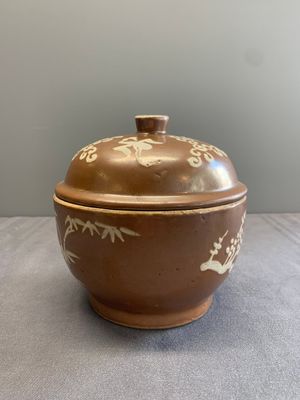 A Chinese slip-decorated brown-glazed 'three friends of winter' bowl and cover, Zhushan kilns, late Ming — photo 4