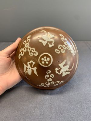A Chinese slip-decorated brown-glazed 'three friends of winter' bowl and cover, Zhushan kilns, late Ming — photo 5