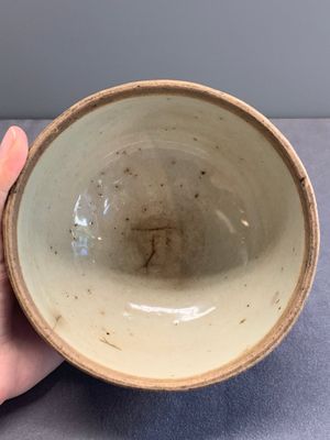 A Chinese slip-decorated brown-glazed 'three friends of winter' bowl and cover, Zhushan kilns, late Ming — photo 7