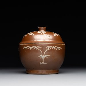 A Chinese slip-decorated brown-glazed 'three friends of winter' bowl and cover, Zhushan kilns, late Ming — photo 1