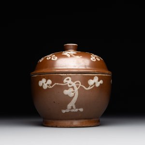 A Chinese slip-decorated brown-glazed 'three friends of winter' bowl and cover, Zhushan kilns, late Ming — photo 2