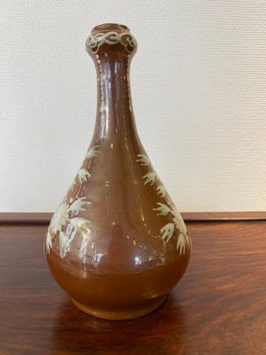 A Chinese slip-decorated brown-ground bottle vase, Zhushan kilns, late Ming — 照片 4