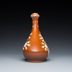 A Chinese slip-decorated brown-ground bottle vase, Zhushan kilns, late Ming — 照片 4