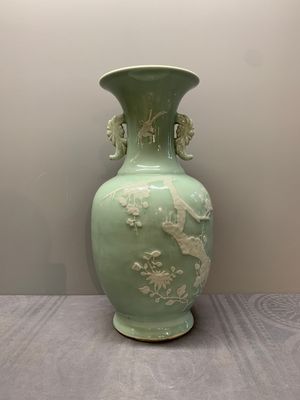 A Chinese slip-decorated celadon-glazed vase with floral design, Qianlong mark and of the period — photo 1