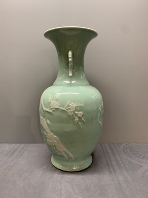 A Chinese slip-decorated celadon-glazed vase with floral design, Qianlong mark and of the period — photo 2