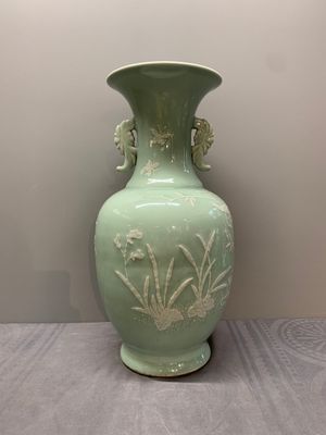 A Chinese slip-decorated celadon-glazed vase with floral design, Qianlong mark and of the period — photo 3