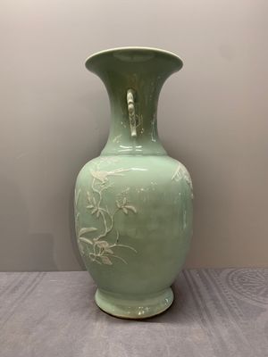 A Chinese slip-decorated celadon-glazed vase with floral design, Qianlong mark and of the period — photo 4