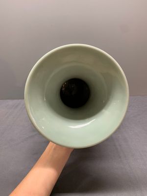 A Chinese slip-decorated celadon-glazed vase with floral design, Qianlong mark and of the period — photo 5