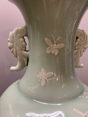 A Chinese slip-decorated celadon-glazed vase with floral design, Qianlong mark and of the period — photo 7