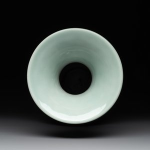 A Chinese slip-decorated celadon-glazed vase with floral design, Qianlong mark and of the period — photo 5