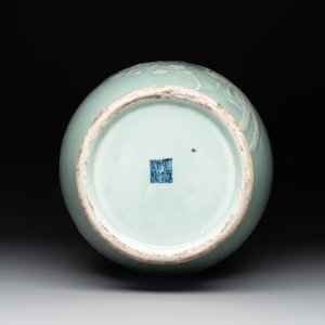 A Chinese slip-decorated celadon-glazed vase with floral design, Qianlong mark and of the period — photo 6
