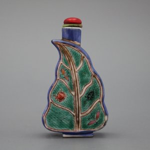 A Chinese snuff bottle, leaf-shaped, porcelain, 20th C. — photo 1