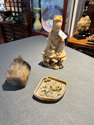 A Chinese soapstone and a crystal figures of Guanyin and a jade 'chilong' plaque, 19th C. — photo 1