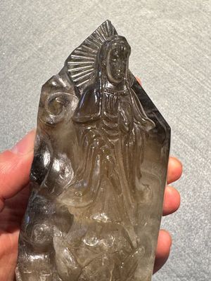 A Chinese soapstone and a crystal figures of Guanyin and a jade 'chilong' plaque, 19th C. — photo 14