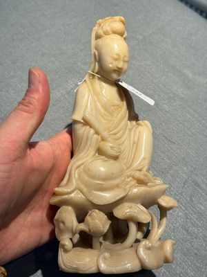 A Chinese soapstone and a crystal figures of Guanyin and a jade 'chilong' plaque, 19th C. — photo 16