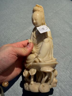 A Chinese soapstone and a crystal figures of Guanyin and a jade 'chilong' plaque, 19th C. — photo 17