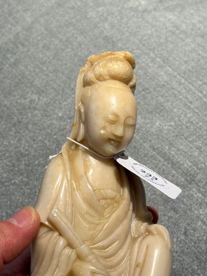 A Chinese soapstone and a crystal figures of Guanyin and a jade 'chilong' plaque, 19th C. — photo 20