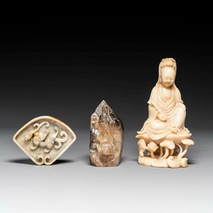 A Chinese soapstone and a crystal figures of Guanyin and a jade 'chilong' plaque, 19th C. — photo 1